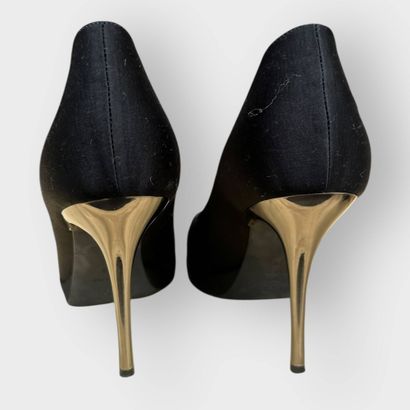 LANVIN 
Pair of purple pumps T38, and a pair...