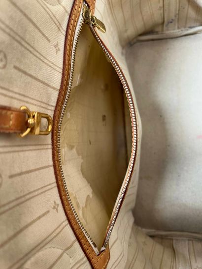Louis VUITTON
Neverfull