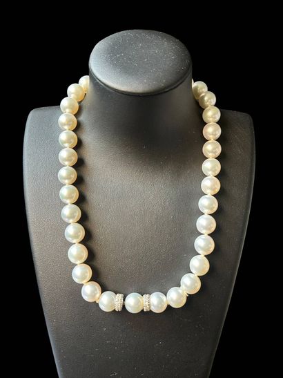 Necklace of 35 South Sea pearls measuring...
