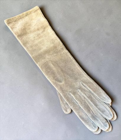 HERMÈS
Pair of brown skin gloves
Size 7 
In...