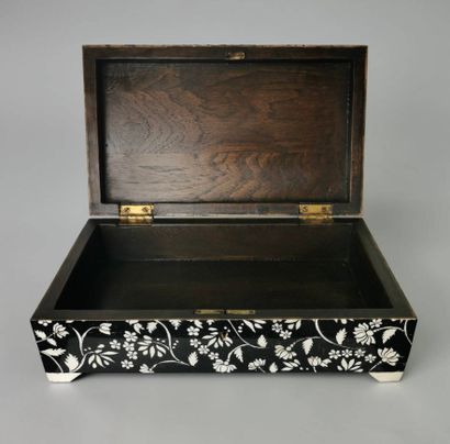 Rectangular box in black lacquered wood and...