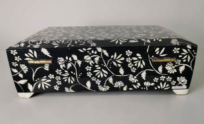Rectangular box in black lacquered wood and...