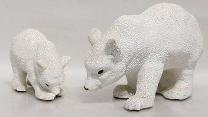 Mama bear and her cub 
Reunion of two white-glazed...