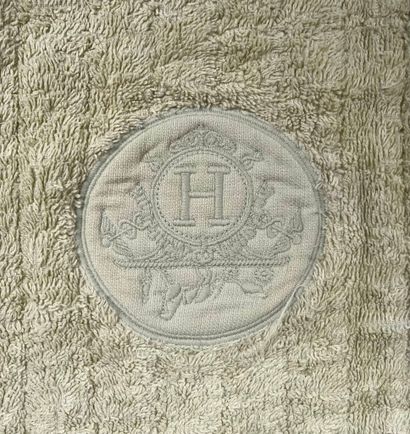 HERMÈS
Set of 3 terry cloth pieces including...