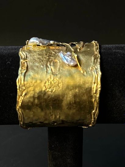 Free-form rigid cuff bracelet in 750°/°°...