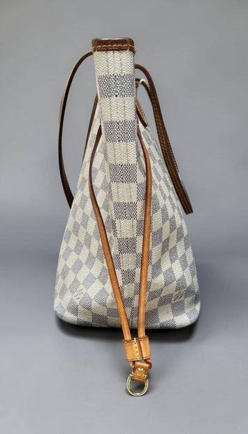 Louis VUITTON
Neverfull