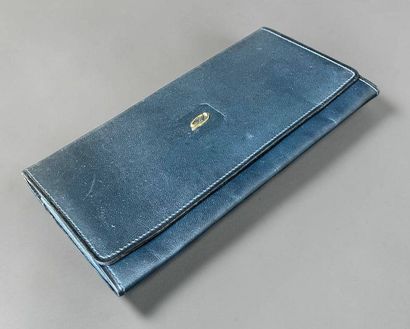S. T. DUPONT Paris
Blue smooth leather wallet....