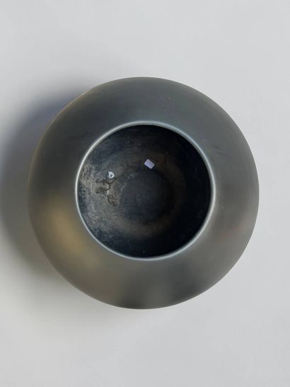 Black-glazed earthenware spherical vase
D....