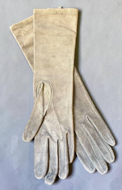 HERMÈS
Pair of brown skin gloves
Size 7 
In...