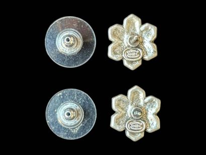 CHANEL
Pair of silver-plated earrings with...