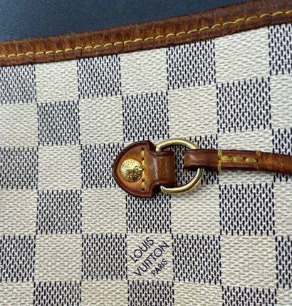 Louis VUITTON
Neverfull