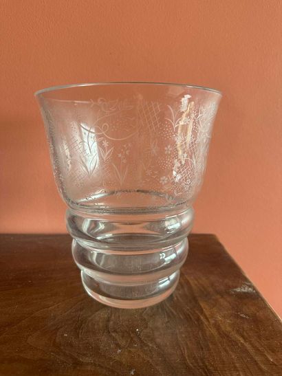 BACCARAT 
Crystal vase engraved with flowers...