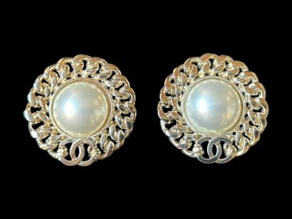 CHANEL
Pair of spherical earrings in silver-plated...