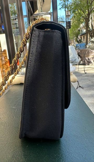 CELINE Paris
Evening handbag with flap.
Clasp...