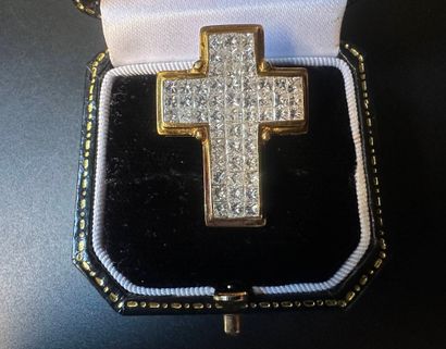 Cross pendant in 750°/°° (18 K) yellow gold...