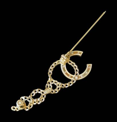 CHANEL
Brooch in gilt metal and white rhinestones...