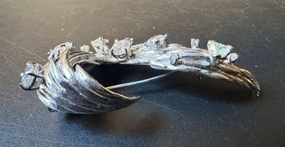 Brooch in 750 °/°° (18 k) white gold with...