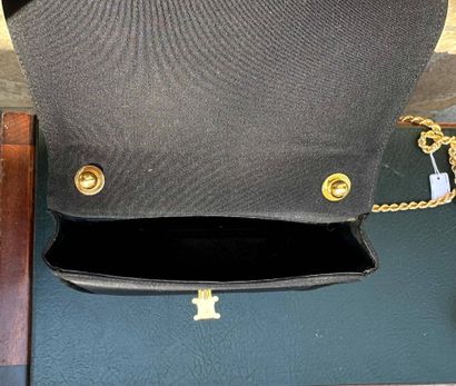 CELINE Paris
Evening handbag with flap.
Clasp...
