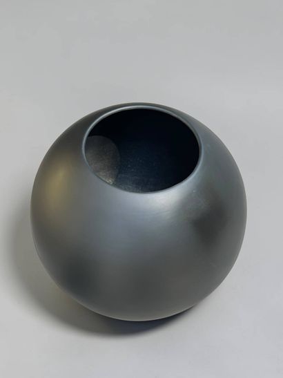 Black-glazed earthenware spherical vase
D....