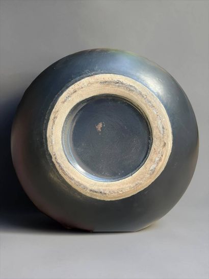 Black-glazed earthenware spherical vase
D....