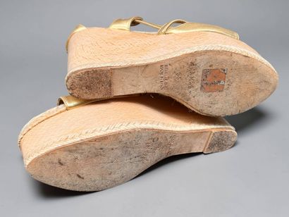 HERMÈS
Pair of wood, rope and gold leather...
