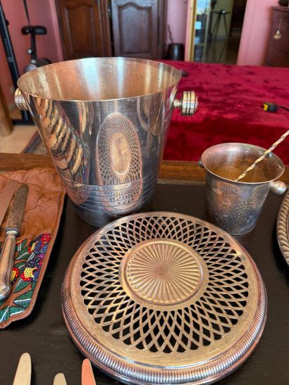 Batch of various silver-plated metal pieces...