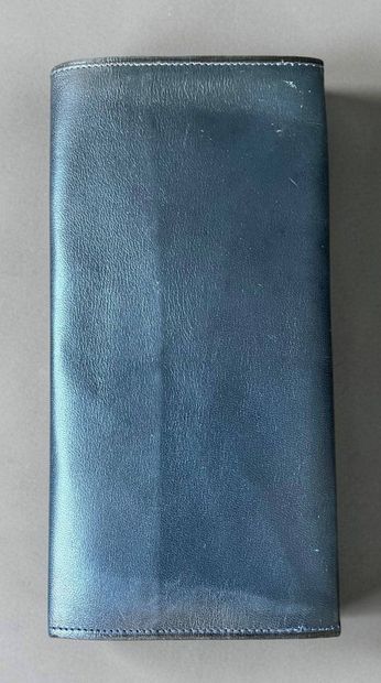 S. T. DUPONT Paris
Blue smooth leather wallet....