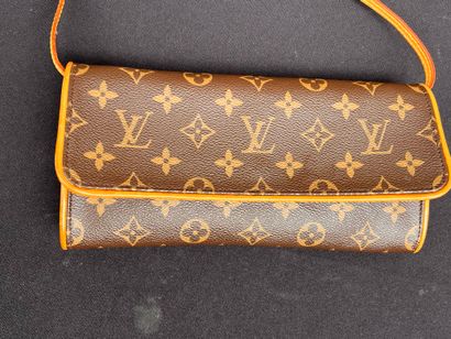Louis VUITTON
Twin