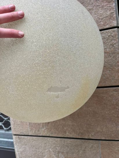 Spherical suspension in speckled resin
Work...
