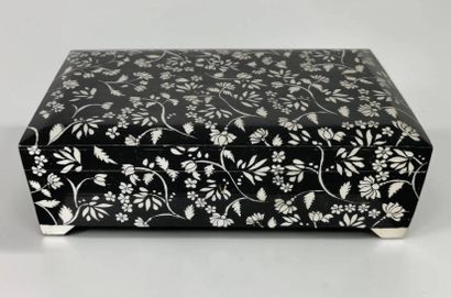 Rectangular box in black lacquered wood and...