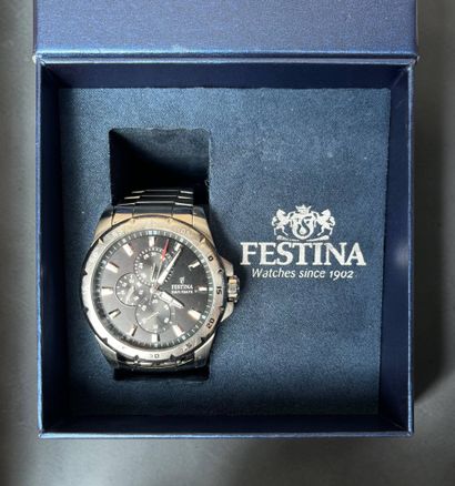 Lot of watches and sunglasses including :
-Smart...