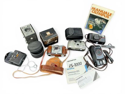 LOT INCLUDING :
- Five pairs of binoculars
-...