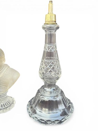 Set including a cut crystal lamp base in...