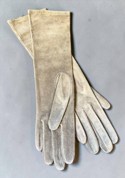 HERMÈS
Pair of brown skin gloves
Size 7 
In...