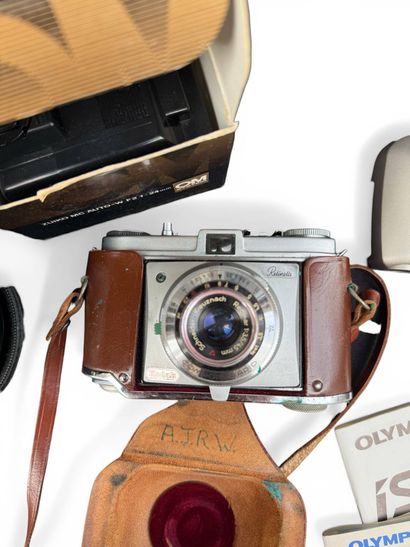 LOT INCLUDING :
- Five pairs of binoculars
-...