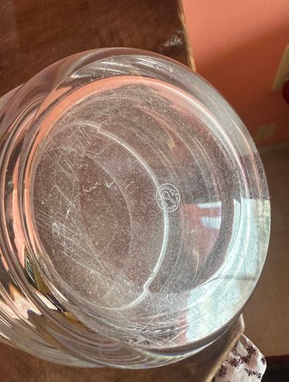 BACCARAT 
Crystal vase engraved with flowers...