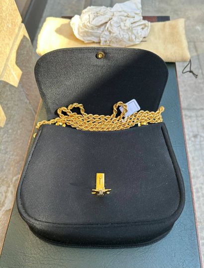 CELINE Paris
Evening handbag with flap.
Clasp...