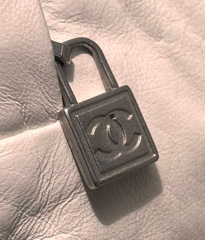 CHANEL
White leather jacket, monogram fabric...