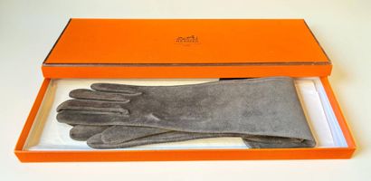 HERMÈS
Pair of brown skin gloves
Size 7 
In...
