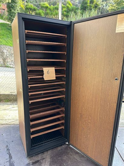 200-bottle capacity wine cellar with 13 shelves
Type...