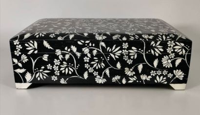 Rectangular box in black lacquered wood and...