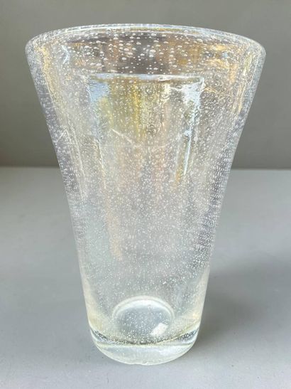 DAUM
Vase in bubble glass
Signed 
H: 30 cm...