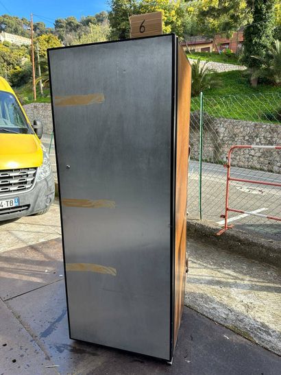 200-bottle capacity wine cellar with 13 shelves
Type...