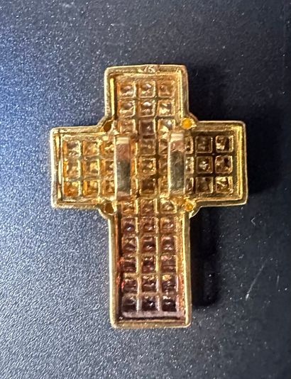 Cross pendant in 750°/°° (18 K) yellow gold...