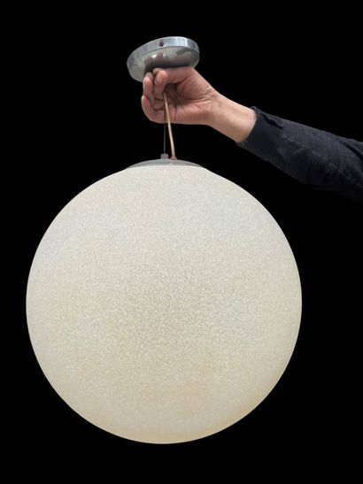 Spherical suspension in speckled resin
Work...
