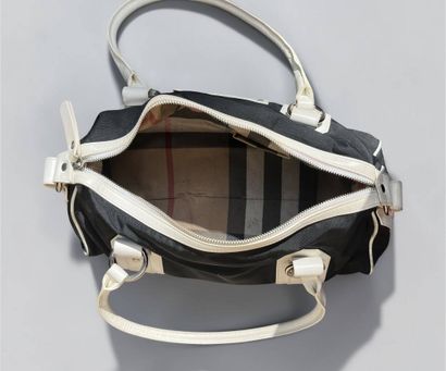 BURBERRY
Black fabric and white leather bag
L...