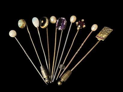 Set of 10 tie pins including : 
-2 in silver...