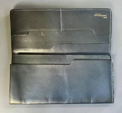 S. T. DUPONT Paris
Blue smooth leather wallet....