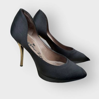 LANVIN 
Pair of purple pumps T38, and a pair...