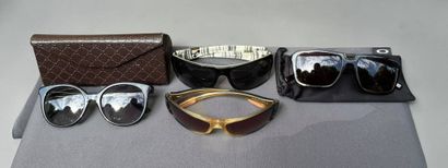 Lot of watches and sunglasses including :
-Smart...